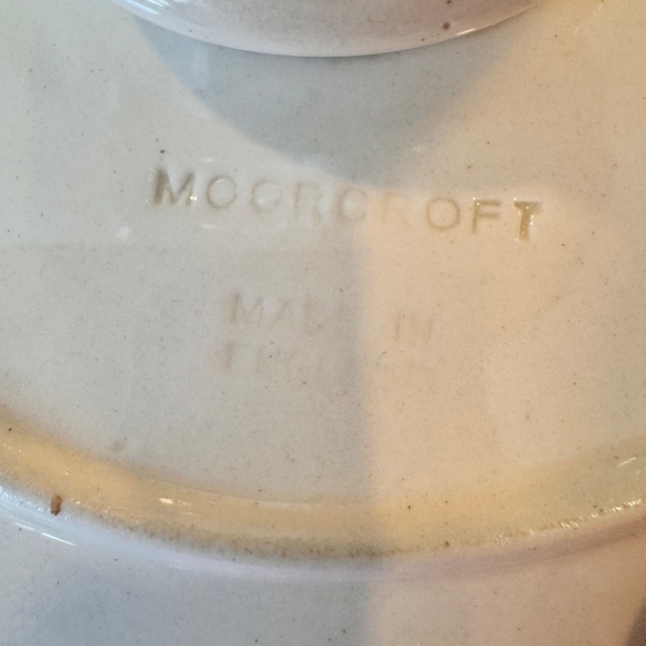 Moorcroft Cream Magnolia 7 1/2" round pedestal plate 4" tall. Excellent Conditio - Picture 7 of 10